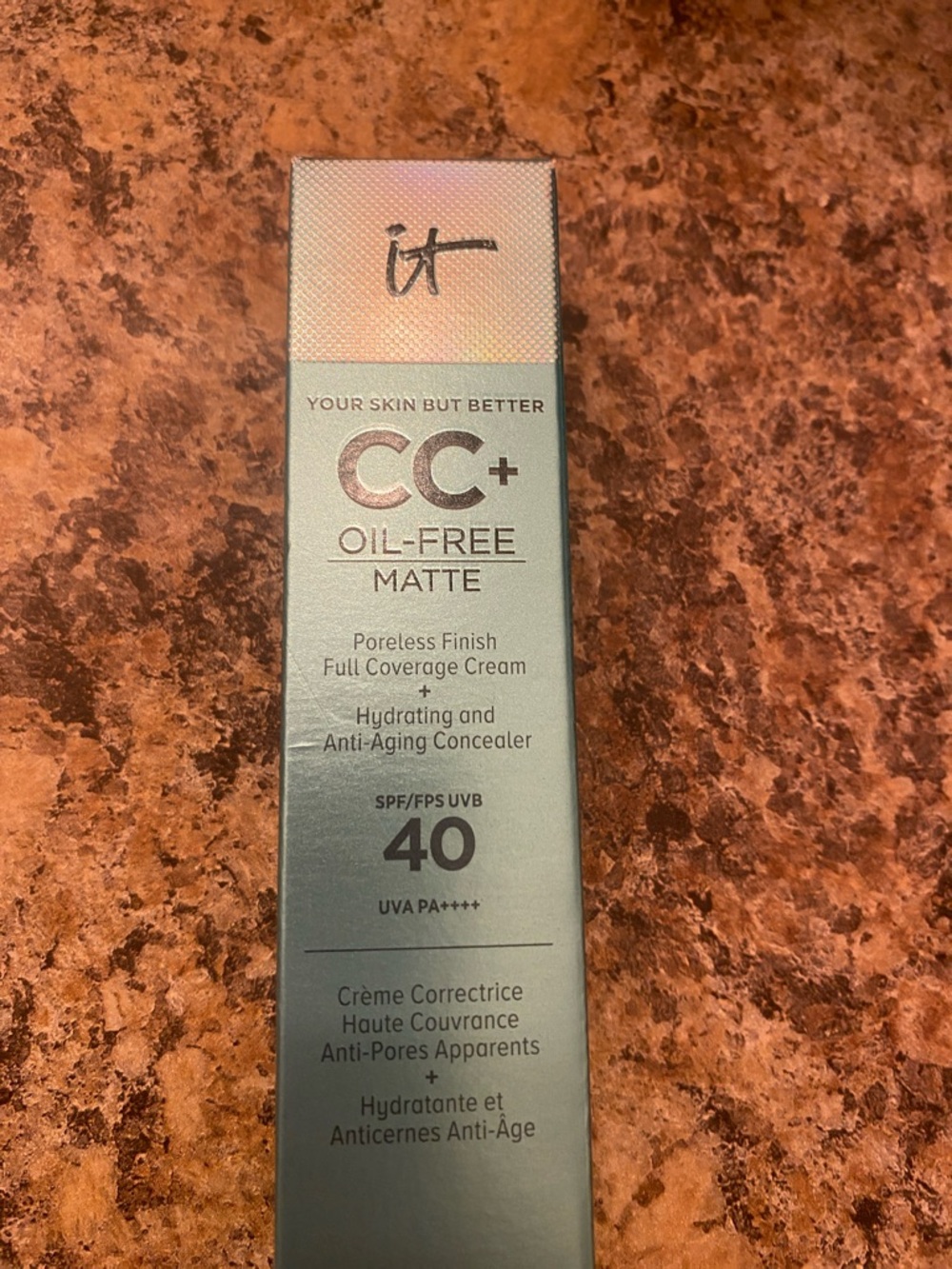 it cosmetics CC+ Oil-Free Matte SPF 40 in Teal Green Packaging Shade Deep
